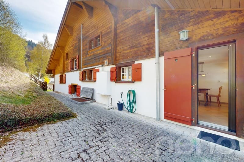 Grosszügige 5.5 Zimmer Wohnung mit Bündner Charme in Uors (12)