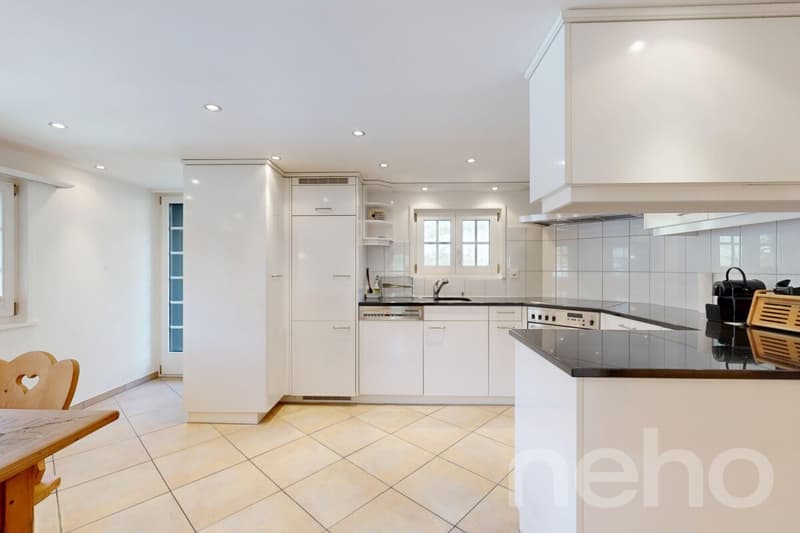 Grosszügige 5.5 Zimmer Wohnung mit Bündner Charme in Uors (2)