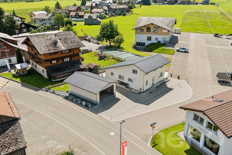 Einfamilienhaus mit über 260 m² Nutzfläche und grosser Garage (1)