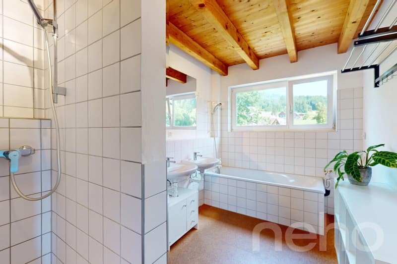 Nasszelle mit Badewanne und Dusche