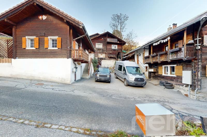 Exclusif: Chalet sur trois niveaux avec jardin (2)