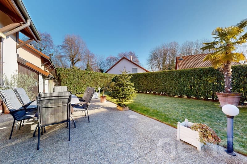Villa familiale avec jardin arboré et jacuzzi à Founex (11)