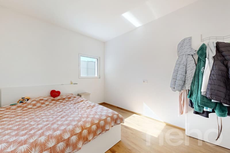 Élégant 2.5 pièces rénové avec belle hauteur sous plafond (8)