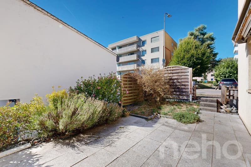 Gartensitzplatz mit Zugang zum Parkplatz