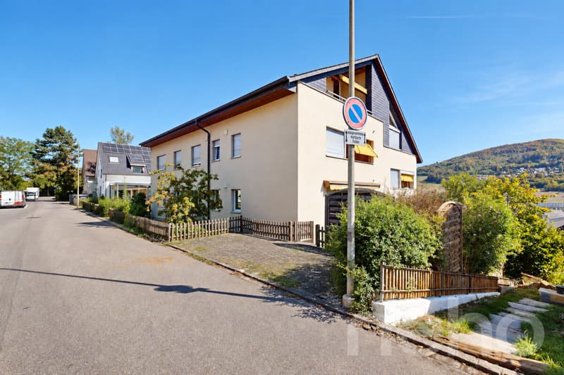 Aussenansicht und Parkplatz