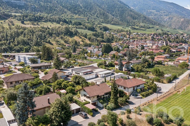 Magnifique propriété offrant un vaste terrain à Chalais (2)