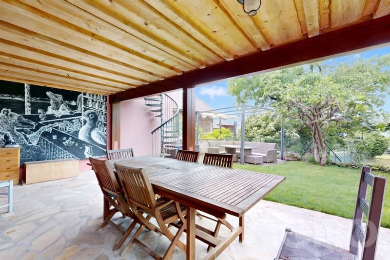 Maison familiale rénovée avec vaste atelier (12)