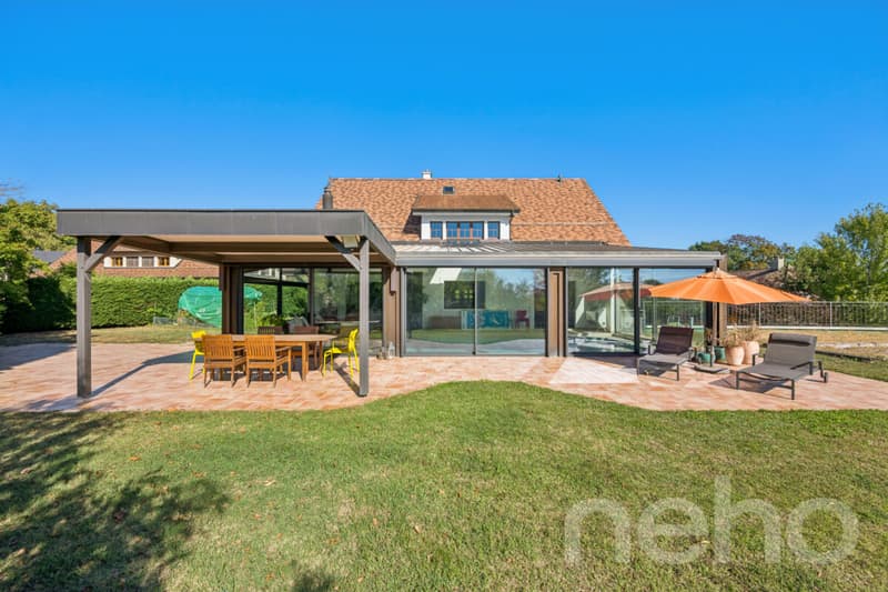 Entre lac et Jura, une villa de prestige pensée pour la famille (11)