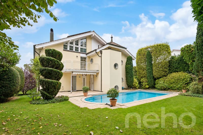 Exklusive Villa mit beheiztem Pool und traumhafter Aussicht (1)
