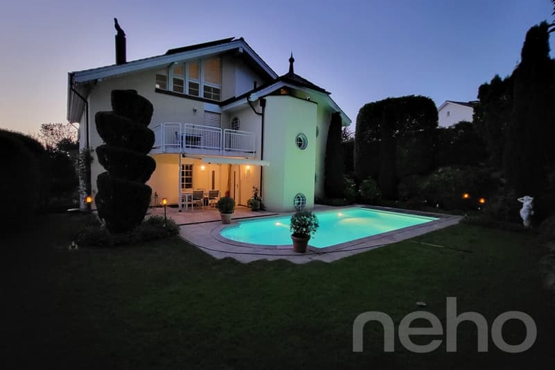 Exklusive Villa mit beheiztem Pool und traumhafter Aussicht (11)