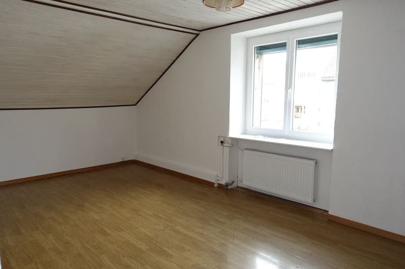 empty room, wooden floor, white walls, window, radiator