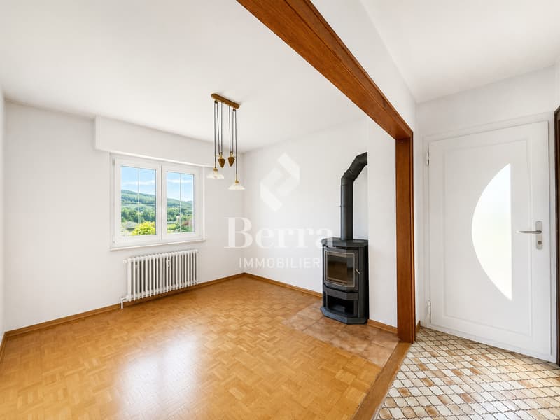 Villa individuelle avec jardin, terrasse, garage et beau potentiel. (3)