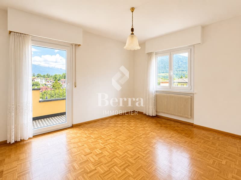 Villa individuelle avec jardin, terrasse, garage et beau potentiel. (6)