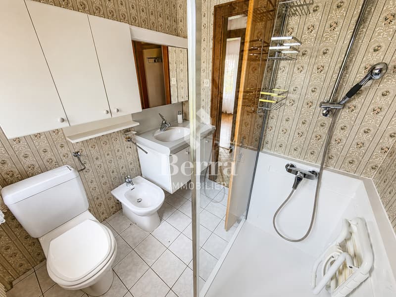 Villa individuelle avec jardin, terrasse, garage et beau potentiel. (9)