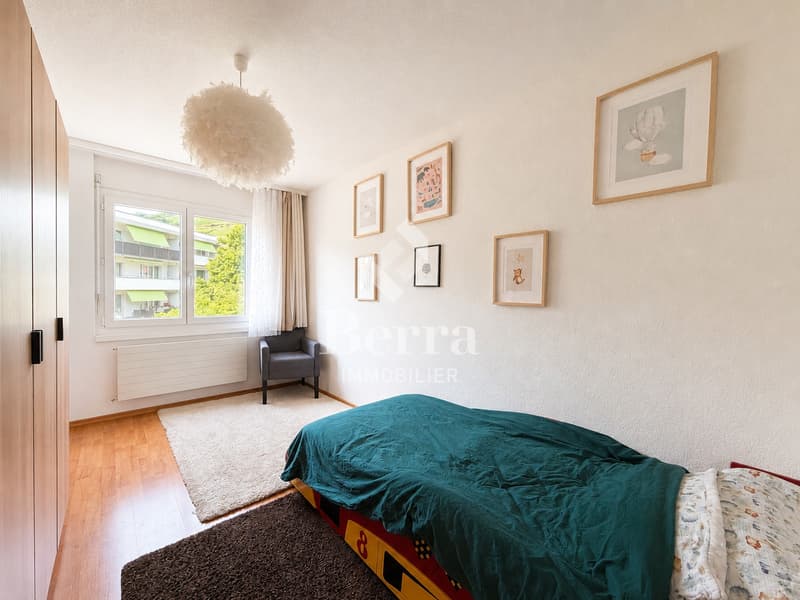 Spacieux 4.5 pièces avec cheminée, balcon et place de parc en sous-sol (10)