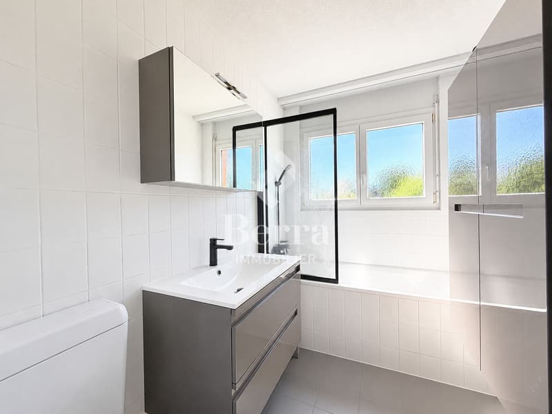 Spacieux 4.5 pièces avec cheminée, balcon et place de parc en sous-sol (4)