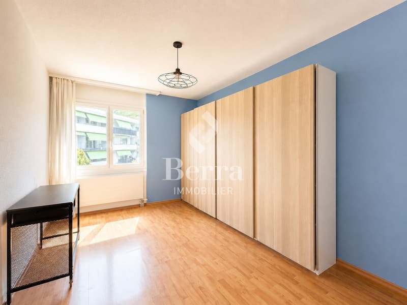 Spacieux 4.5 pièces avec cheminée, balcon et place de parc en sous-sol (8)