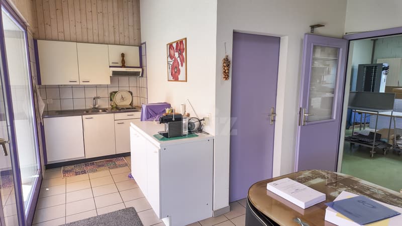Habitation et atelier professionnel en zone industrielle (7)