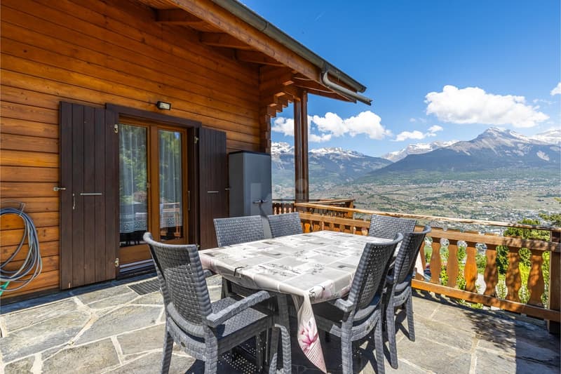 Charmant chalet avec terrasse, jardin et vue dégagée (2)