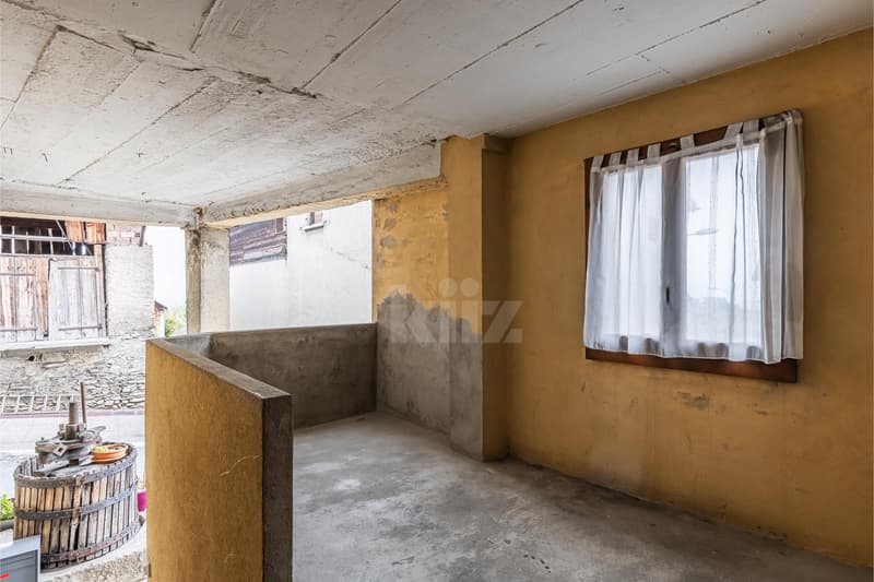 À rénover ! Maison villageoise avec grange attenante (9)