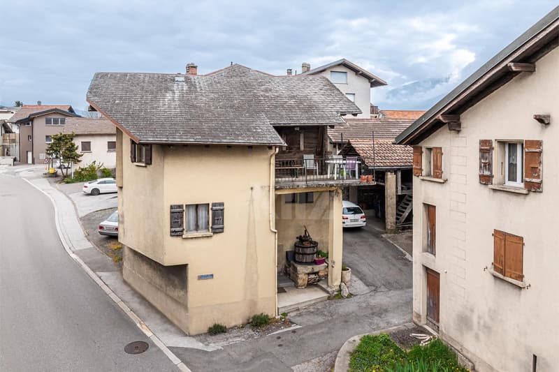 À rénover ! Maison villageoise avec grange attenante (1)