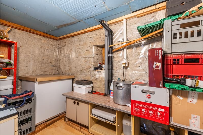 À rénover ! Maison villageoise avec grange attenante (8)