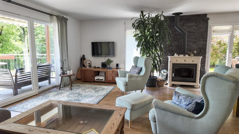 Charmante villa avec terrasses, jardin et vue dégagée (2)