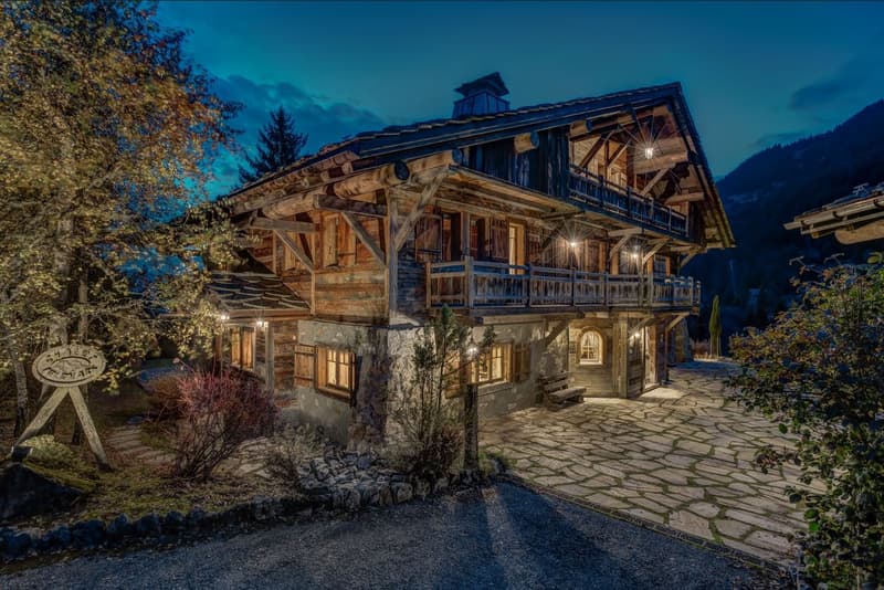 One of Villars’ finest chalets, situated in the heights of Domaine de la Residence (1)