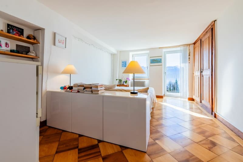 Maison de caractère rénovée avec vue panoramique sur le lac et les Alpes (7)