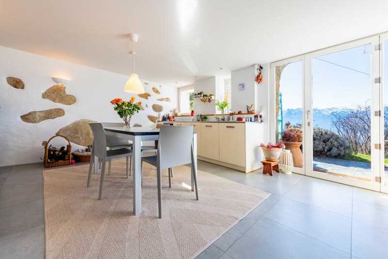 Maison de caractère rénovée avec vue panoramique sur le lac et les Alpes (2)