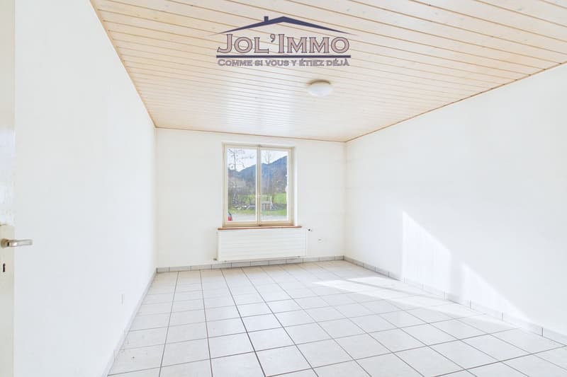 Propriété de caractère avec 3 appartements et terrain à bâtir à Perrefitte (12)