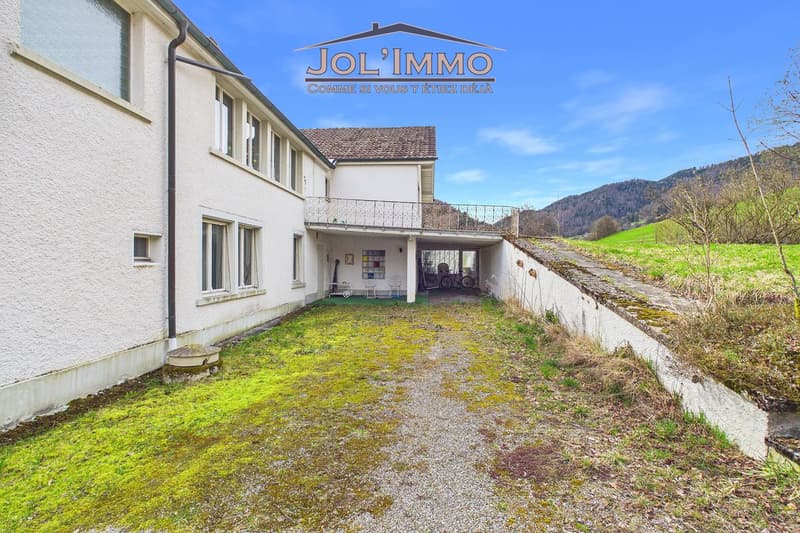 Propriété de caractère avec 3 appartements et terrain à bâtir à Perrefitte (2)