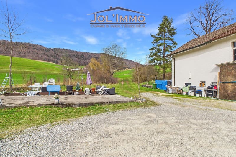 Propriété de caractère avec 3 appartements et terrain à bâtir à Perrefitte (6)