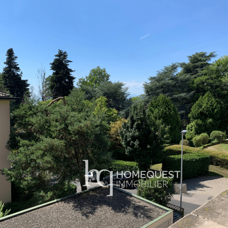 Appartement lumineux de 72 m² avec balcon plein sud, garage-box et potentiel de transformation en 3 pièces, dans un environnement résidentiel recherché à Pully. (3)