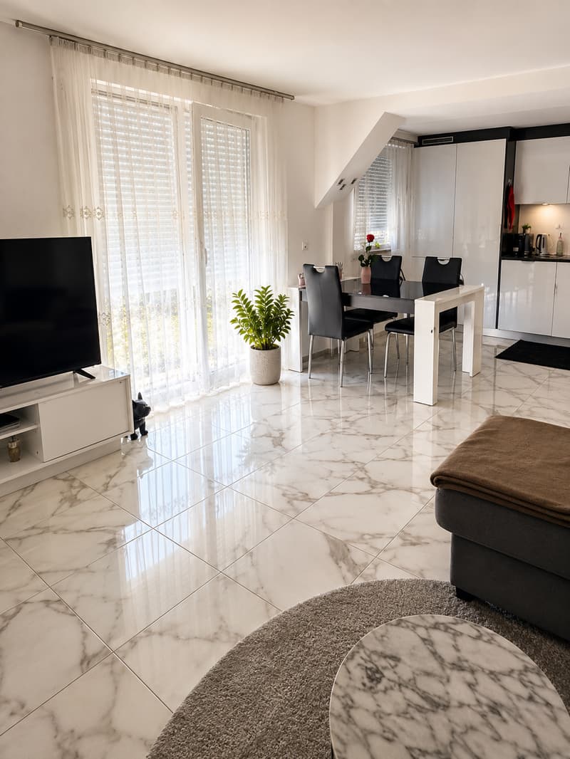 Helle 2.5 Zimmer-Wohnung mit Balkon in Studen (2)