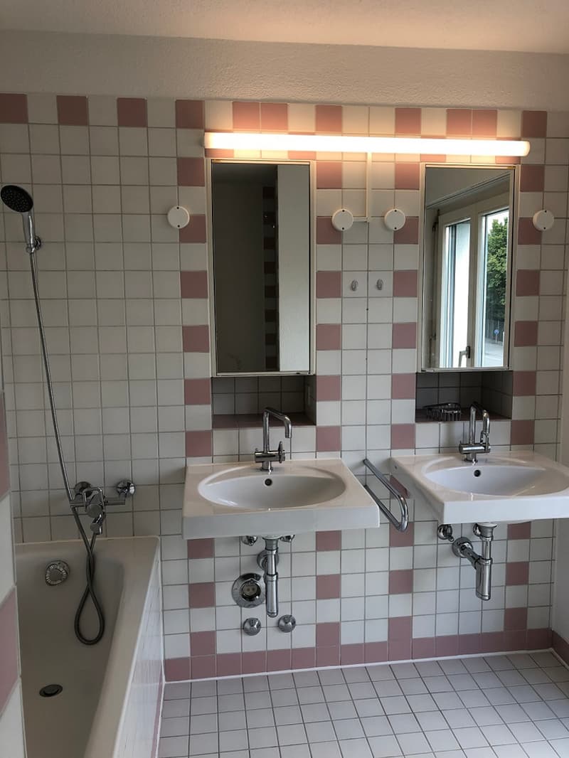 Badezimmer_mit_Wanne.JPG