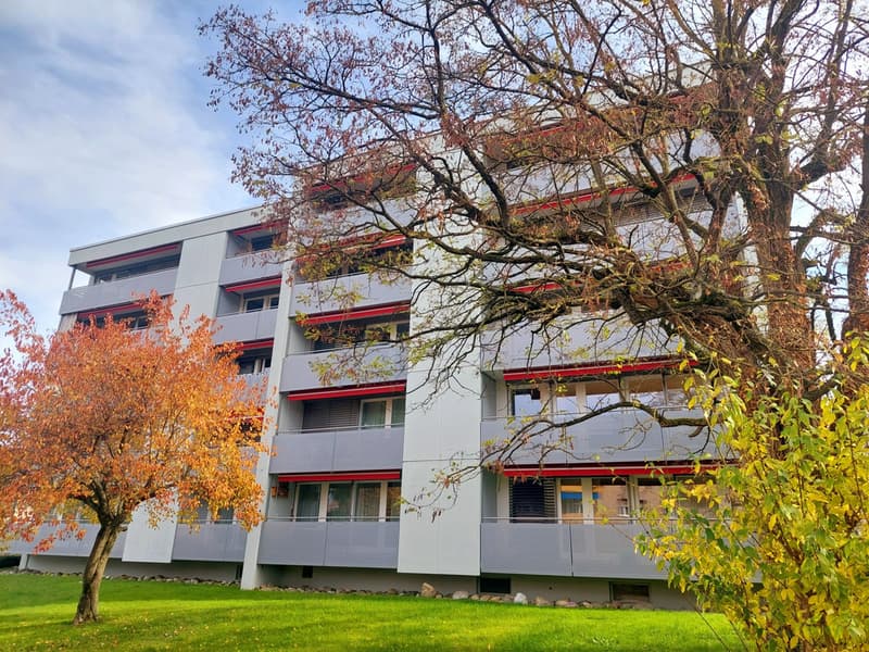 Hausansicht mit Balkonen