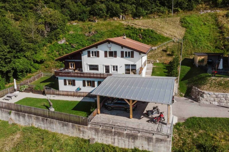 Tradition trifft Moderne - 6.5 Zi-EFH mit 3.5 Zi-Einliegerwohnung mit Bergpanorama in Ruschein (1)