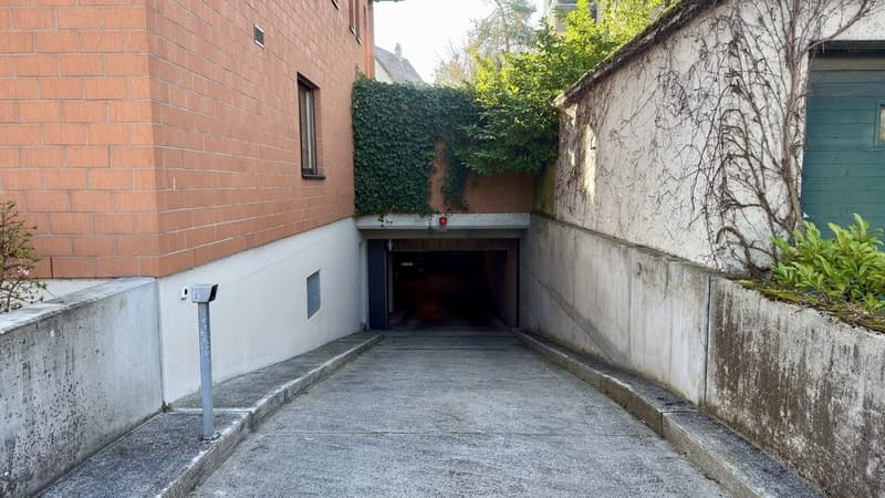Einstellhallenplätze in Riehen zu vermieten (2)