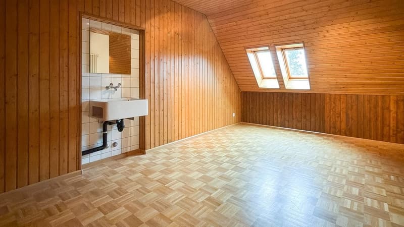 Heller Hobby- und Bastelraum mit Lavabo und Tageslicht (2)