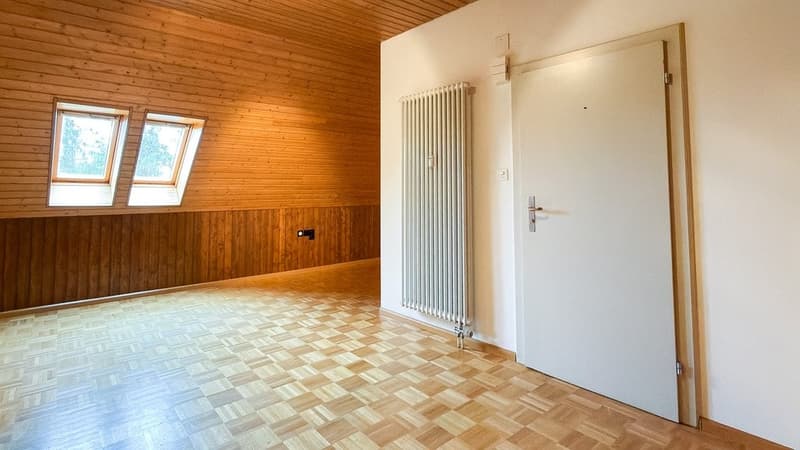Heller Hobby- und Bastelraum mit Lavabo und Tageslicht (3)