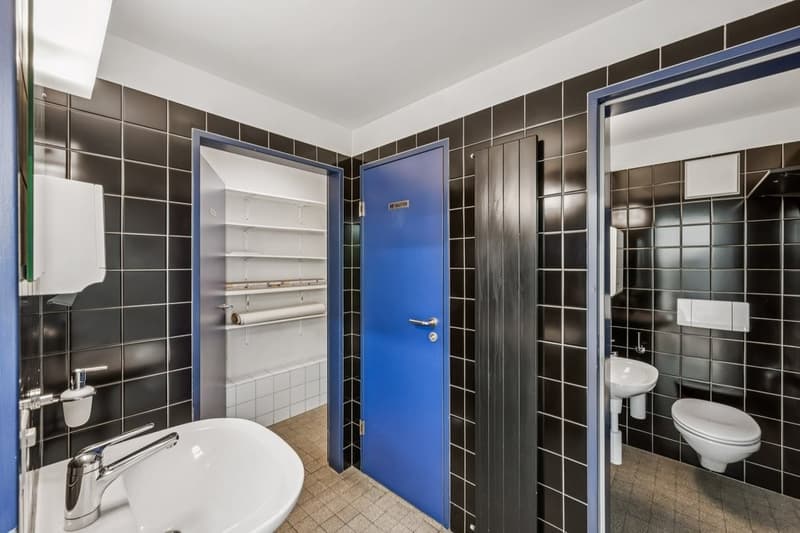 Toilette Damen/Herren und Stauraum