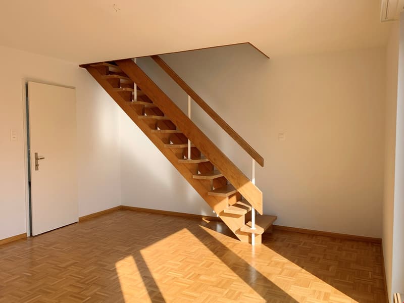 Wohnzimmer mit Treppenaufgang zu Schlafzimmer