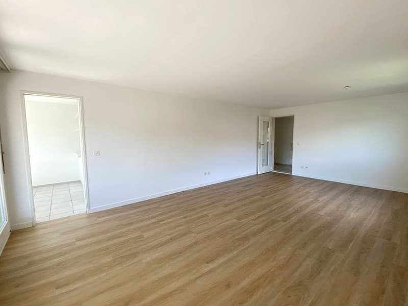 Wohnzimmer mit Zugang zum Balkon