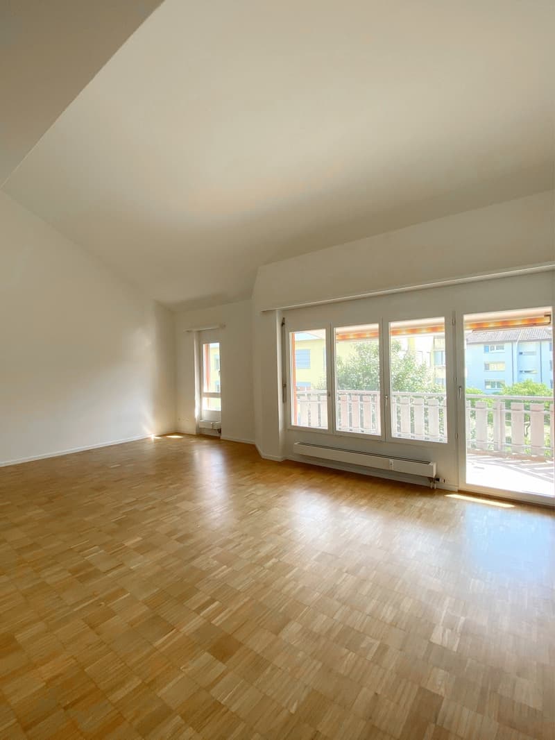 Wohnzimmer mit Zugang zum Balkon