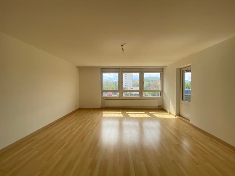 Wohnzimmer mit Zugang zum Balkon
