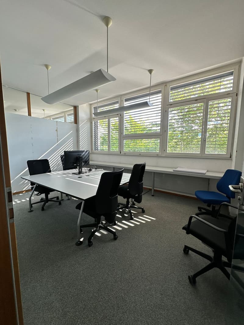 🏢 ✨ Spacious area with subdivided individual rooms (9)