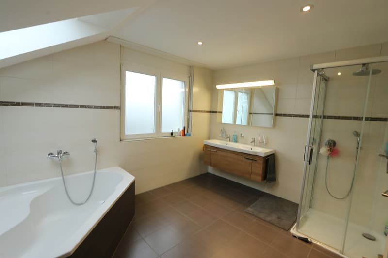 grosses Badezimmer