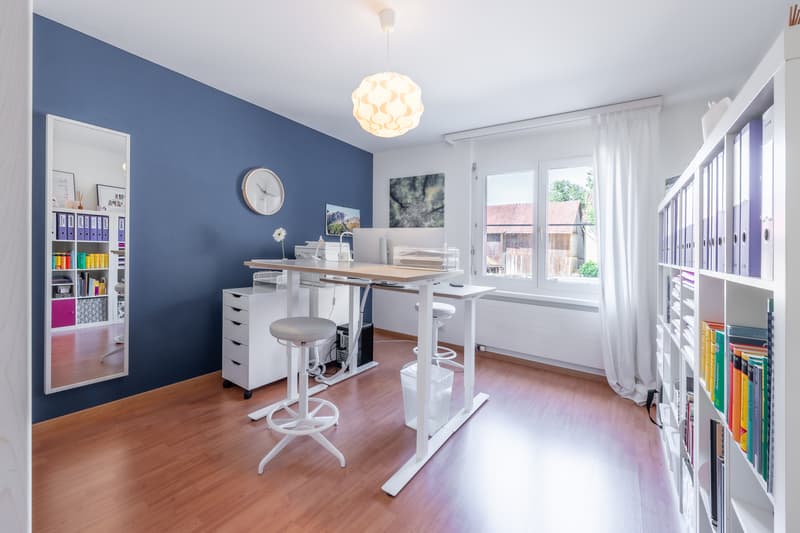 Zimmer Kind 1 mit Blick auf Dorfbrunnen - praktisch geschnitten, mit Einbauschränken
