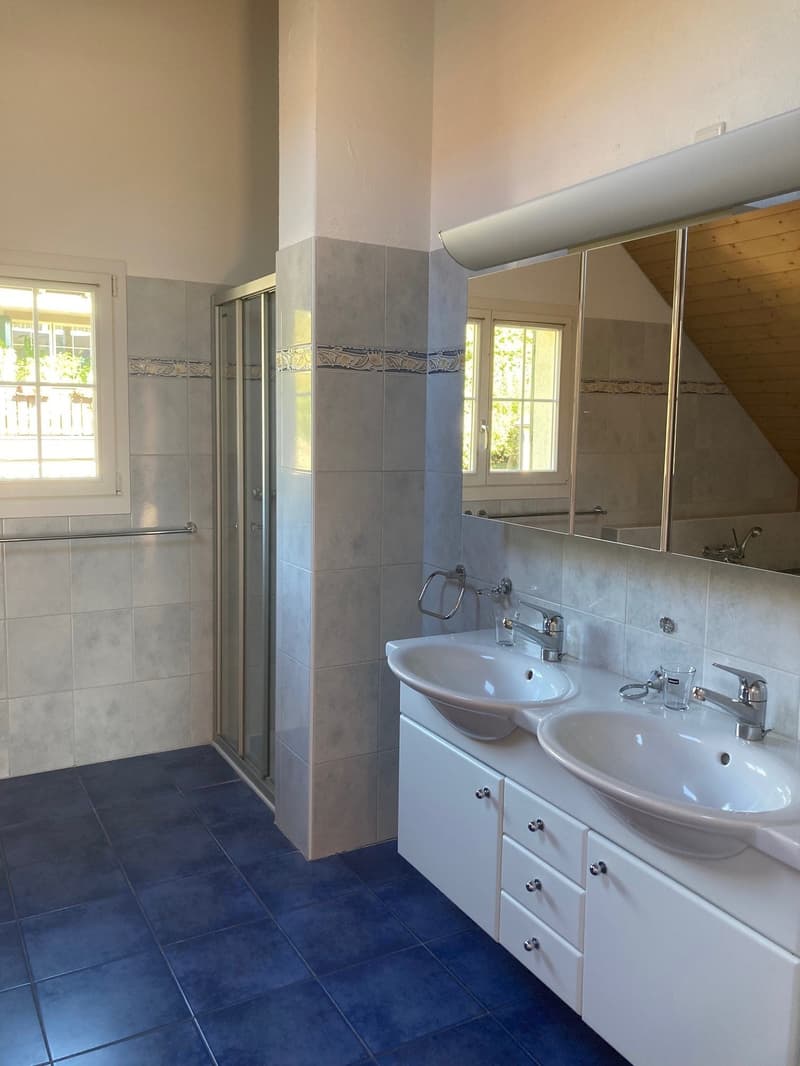 Badezimmer mit Badewanne und Dusche